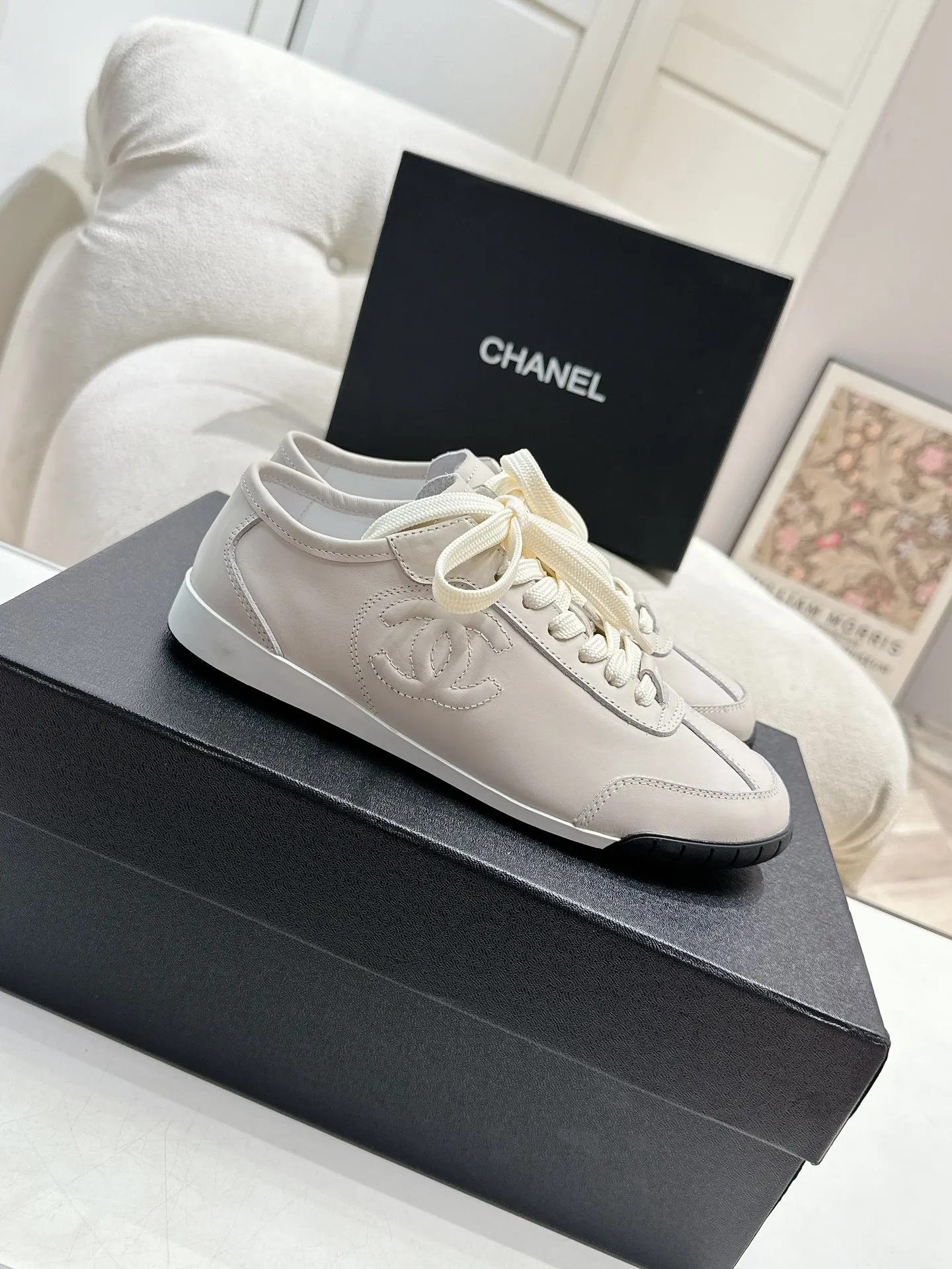 👟👟Ex-factory price 560👟👟 Chanel Grandma 2024 counter top casual sports shoes This classic design; the upper is electro-embroidered with a variety of techniques; the outsole is fashionable and sporty; it is unusual to incorporate a variety of color matching elements... The diversified mix and match is very good-looking and versatile, casual, fashionable, sports and outdoor can be taken into account... ꫛꫀꪝ Go➫ Material: ❶Upper is made of: Original imported high silk cow suede + small fragrance fabric ❷Inner lining: original imported breathable sheepskin lining ❸Outsole based on: original TPU combination outsole Special counter boutique packaging complete set for women 35–41